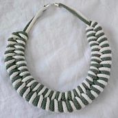 My project for course: Rope Jewelry for Beginners: Make Your Own Necklaces. Un progetto di Artigianato, Design di gioielli, Macramè e Textile Design di greenselections - 08.10.2024