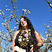 Mi proyecto del curso: Fotografía fine art: Primavera . Self-Portrait Photograph, Photograph, Fine-Art Photograph, Studio Photograph, Portrait Photograph, Photomontage, Photograph, Post-production, and Photo Retouching project by Lucia Miguel Camejo - 09.15.2024