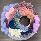 My project for course: Circular Weaving for Colorful Wall Decor . % Polina Shenderov tarafından hazırlanan Sanat ve El Sanatları, El, af Sanatları, İç Tasarım, Desen Tasarımı, Tekstil Tasarımı, Ve Dokuma projesi - 10.26.2024