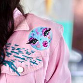 Chaqueta cherry, pintada y bordada a mano. Un projet de Artisanat de Perro Parchao - 03.05.2024