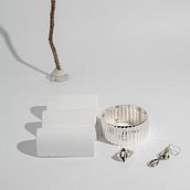 My project for course: Product Photography for Jewelry & Small Objects. Un progetto di Fotografia pubblicitaria, Fotografia digitale, E-commerce, Fotografia e Fotografia di prodotti di Donna Crantshaw - 24.11.2024