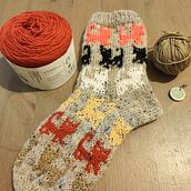 Mi proyecto del curso: Introducción al tejido de calcetines en varios colores. Accessor, Design, Fashion Design, Fiber Arts, Knitting, and Textile Design project by Camelia Sebastià - 11.27.2024