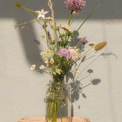 Ramo vertical con flores silvestres. Decoration, DIY, Floral, Plant Design, Interior Design, L, and scape Architecture project by Paula Caraballo - 12.01.2024