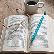 Book and coffee. Un projet de Marketing, Publicité, Photographie smartphone, Photographie de produits, Photographie, Réseaux sociaux, Instagram, Photographie pour Instagram, Photographie lifest, le , et Marketing mobile de yelitzaisabelnarvaez - 10.12.2024