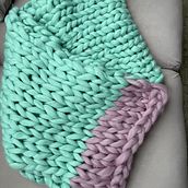 Kocyk. Een project van Ontwerp van accessoires, DIY,  Modeontwerp, Textiel y Breien van marta_noszczynska - 11.12.2024