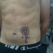 Tatuaje de flor Ein Projekt aus dem Bereich Traditionelle Illustration, Tattoodesign und Botanische Illustration von Luis Caoz - 19.12.2024