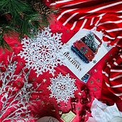 Flat Lay of Crochet Snowflakes . Een project van Mobiele fotografie, Digitale fotografie, Lifest, le fotografie, Fotografie voor Instagram, Instagram,  Contentmarketing, Marketing voor Instagram, Mobiele marketing y Social media van Natalie Erin - 22.12.2024