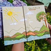 Capa de livro bordada. Embroider, Fiber Arts, Traditional illustration, and Textile Design project by Ella Resende - 12.24.2024