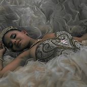 Sleeping beauty. Photograph, Studio Photograph, Fashion Photograph, and Portrait Photograph project by Manuel Escalona - 12.28.2024