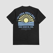 Camiseta "Brillarás". Un progetto di Tipografia, Design tipografico e Illustrazione digitale di Dani Rodriguez - 29.12.2024