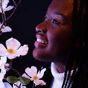 Soul in Blue: A Birthday Portrait for Cherish. Digital Photograph, Photographic Lighting, Photograph, Portrait Photograph, and Studio Photograph project by Mónica Walker - 12.30.2024