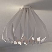Paper lampshade. Un proyecto de Artesanía, Decoración de interiores, DIY, Diseño, creación de muebles					, Diseño de iluminación y Papercraft de lucettehindin - 01.01.2025