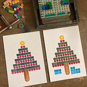 Legoprinted Christmascards. Un proyecto de Ilustración tradicional, Artesanía, Bellas Artes, DIY, Diseño, Creatividad, Pixel art, Serigrafía, Estampación e Ilustración infantil de Katja - 01.01.2025