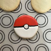 Pokemon Ball. Baking, Edible Art & Icing project by Janirette Vazquez - 01.06.2025
