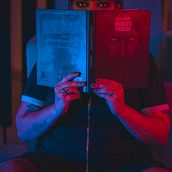 Suburban Witch. Photo Retouching, Photographic Composition, Photographic Lighting, Photograph, Photograph, and Post-production project by Juan Camilo Castrillon Giraldo - 01.07.2025