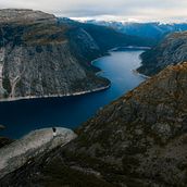 Trolltunga. Art Direction, Editorial Design, Graphic Design, Web Design, T, and pograph project by Gabriela Veloso Novaes - 01.08.2025