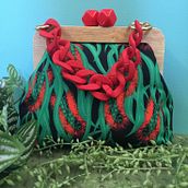Callistemon Clutch Purse. Un projet de Design textile, Artisanat, Création d'accessoires, Création de motifs, Illustration vectorielle , et Couture de Robyn McLean - 10.01.2025