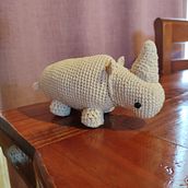 Rinoceronte bebé . Artesanato, Design de brinquedos, DIY, Tecido, Crochê, Amigurumi, e Design têxtil projeto de Andrea Valenzuela González - 11.01.2025