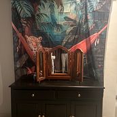 Used shower curtain and old plank wood painted to be made into a mural for the wall . Un proyecto de Br, ing e Identidad, Diseño gráfico, Diseño para Redes Sociales y Diseño Web de equestriasales - 12.01.2025