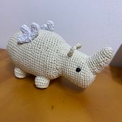 Rhino. Un progetto di Artigianato, Design di giocattoli, DIY, Fiber Art, Uncinetto, Amigurumi e Textile Design di Manuela Bedoya Giraldo - 16.01.2025