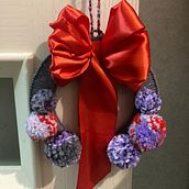 Small grey-red-purple wreath. Un progetto di Artigianato, DIY e Fiber Art di Katia - 19.01.2025