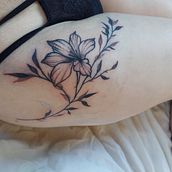 Tatuaje de flor con hojas . Tattoo Design, Traditional illustration, and Botanical Illustration project by mariasol_farfal - 01.21.2025