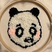 Panda Patch 🐼 . Un progetto di Artigianato, Ricamo, DIY, Fiber Art, Punch needle e Textile Design di greenpanda - 21.01.2025