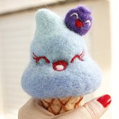 Sorvetinho de mirtilo!. Un progetto di Artigianato, Design di giocattoli, Character design, Fiber Art, Needle felting e Textile Design di marthahitner - 21.01.2025