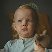 Daughter. Digital Photograph, Photographic Lighting, Photograph, Portrait Photograph, and Studio Photograph project by dewi_hughes - 01.30.2025