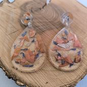 Pendientes con flores de mi propio huerto. Un progetto di Design di accessori, Design di gioielli, DIY e Artigianato di castilloescribano - 02.02.2025