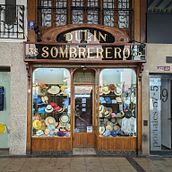 Escaparate sombrereros . Un projet de Illustration architecturale, Dessin, Peinture , et Aquarelle de Eva Domínguez - 06.02.2025