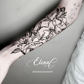 Tatuaje Floral. - Botánico. Een project van Digitale tekening,  Tekening y  Tatoeageontwerp van Elena Concepción Molina - 10.02.2025