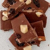 Tableta chocolate con leche y frutos secos. . Un projet de Design , DIY, Photographie gastronomique, St , et lisme culinaire de atanay ramirez - 10.02.2025