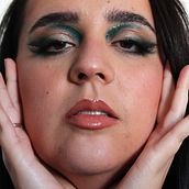 Maquillaje para sesión fotográfica. Art Direction, Fashion Photograph, Film, Video, TV, Portrait Photograph, and Makeup project by marisarodriguez_97 - 02.10.2025