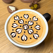 Chocolate Flower Pattern Latte Art. Un proyecto de Dibujo y Artesanía de Goran Dujic - 19.02.2025