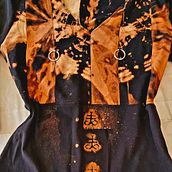 Me gusto mucho experimentar con este curso. Hice esta blusita en cuello V con algunos detalles en shibori . Fashion Design, Textile Design, Textile D, eing, Upc, and cling project by Alrack Anul Aíugnum - 02.20.2025