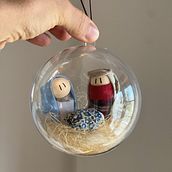 Bola de Natal com presépio para colocar na árvore. . Seni, Kerajinan, DIY, Seni Rupa, Seni Serat, Dan pemodelan 3D proyek oleh Catarina Cerol - 02.20.2025