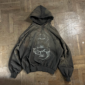 Distressed bleach handmade hoodie. Un proyecto de Diseño de moda, Instagram, Dibujo artístico, Teñido Textil, Serigrafía y Diseño de vestuario de Vladyslav Andr - 22.02.2025