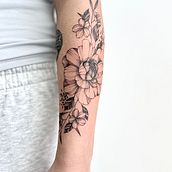 A minha tatuagem botânica 🌸. Tattoo Design, Traditional illustration, and Botanical Illustration project by Joana Caetano - 02.24.2025