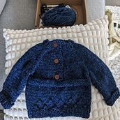 Tiny sweater for my tiny hooman. Fashion Design, Fiber Arts, Knitting, and Textile Design project by trang_lyha - 03.01.2025