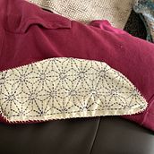 Upcycled hoodie. Un projet de DIY, Broderie, Art textile, Design textile, Upc , et cling de Nikki Bishop - 01.03.2025