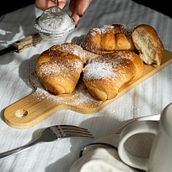 BRIOCHES_DUSTING. Digital Photograph, Food Photograph, Food St, ling, Instagram Photograph, Photo Retouching, Photograph, Photograph, Post-production, Product Photograph, and Studio Photograph project by stefania_colaci - 03.11.2025
