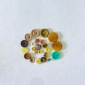 Los botones. Fine Arts, Art Direction, Editorial Design, and Set Design project by analorenamato - 03.21.2025