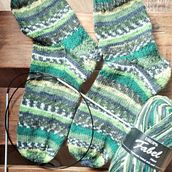 COLORED SOCKS. Design de acessórios, Design de moda, Tecido, Tricô, e Design têxtil projeto de laureanne - 23.03.2025
