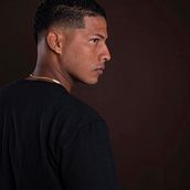 Retrato . Digital Photograph, Photographic Lighting, Photograph, Portrait Photograph, and Studio Photograph project by Omaris Roa - 03.23.2025