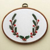 CORONA CON ACEBO. Embroider project by Samadhi Ribes - 03.24.2025