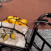 Lemon Taste . Photograph, Outdoor Photograph, Lifest, and le Photograph project by Justyna Zawierucha - 03.25.2025