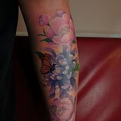 Tatuaje Full Color Botánico  Ein Projekt aus dem Bereich Digitale Zeichnung, Digitale Illustration, Zeichnung und Tattoodesign von Camila Agüero - 07.04.2025