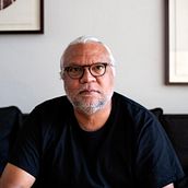 Brett Nannup at home. Un proyecto de Fotografía, Fotografía de estudio, Fotografía de retrato, Iluminación fotográfica y Fotografía en interiores de renee_doropoulos - 14.04.2025