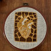 encaje bordado con aguja. Un progetto di Design di accessori, Ricamo, Fiber Art e Textile Design di Ana Quevedo - 14.04.2025